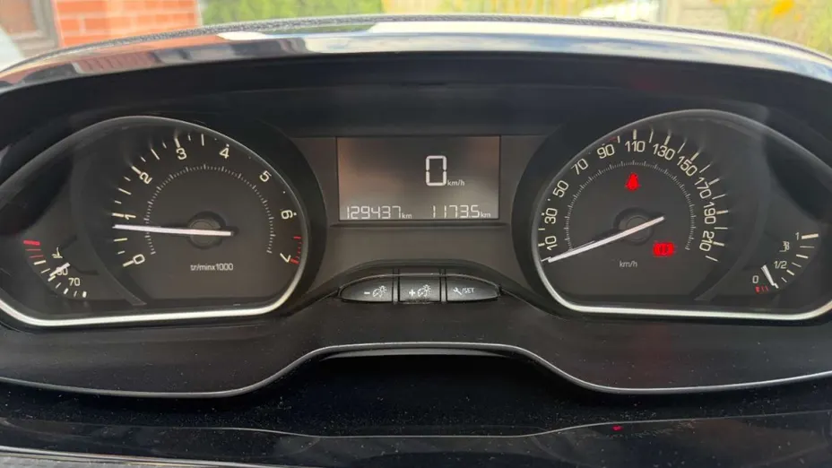 PEUGEOT 208 -