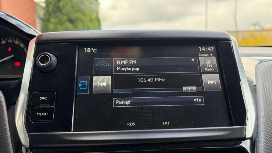 PEUGEOT 208 -