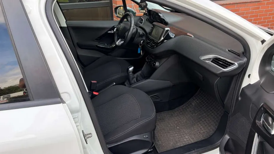 PEUGEOT 208 -
