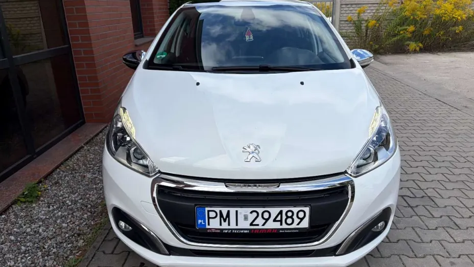 PEUGEOT 208 -