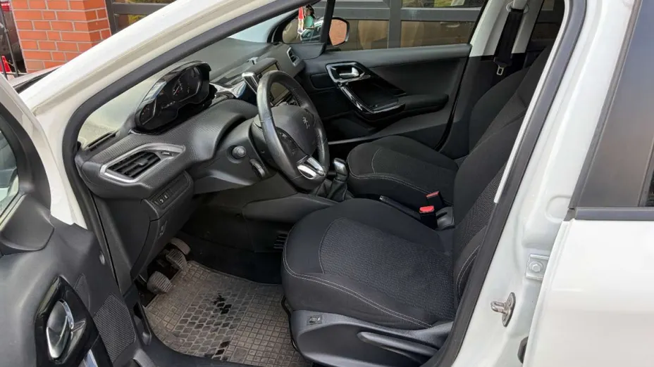 PEUGEOT 208 -