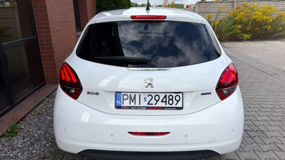 PEUGEOT 208 -