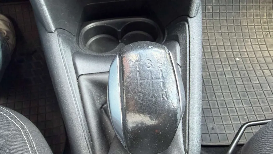 PEUGEOT 208 -
