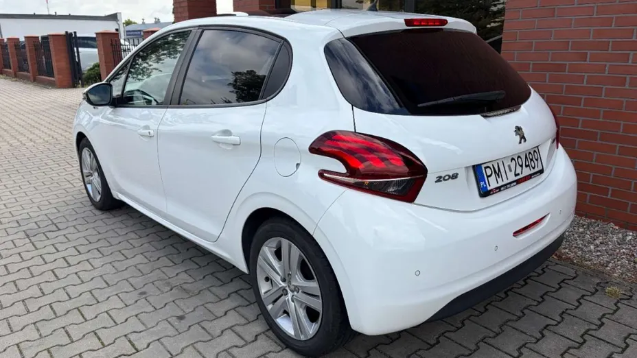 PEUGEOT 208 -