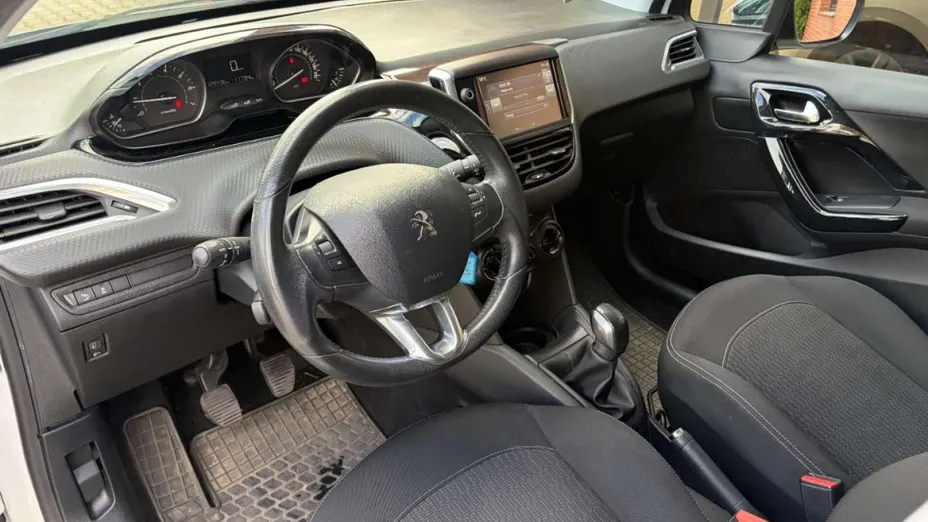 PEUGEOT 208 -