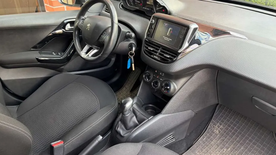PEUGEOT 208 -