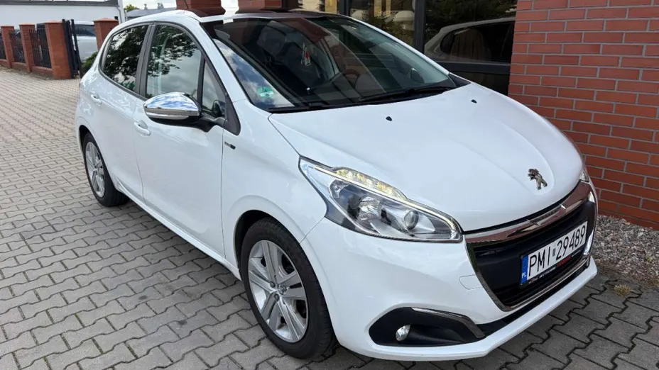 PEUGEOT 208 -