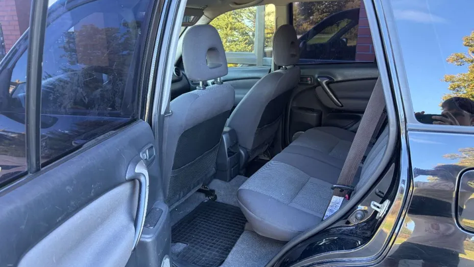 TOYOTA RAV4 -