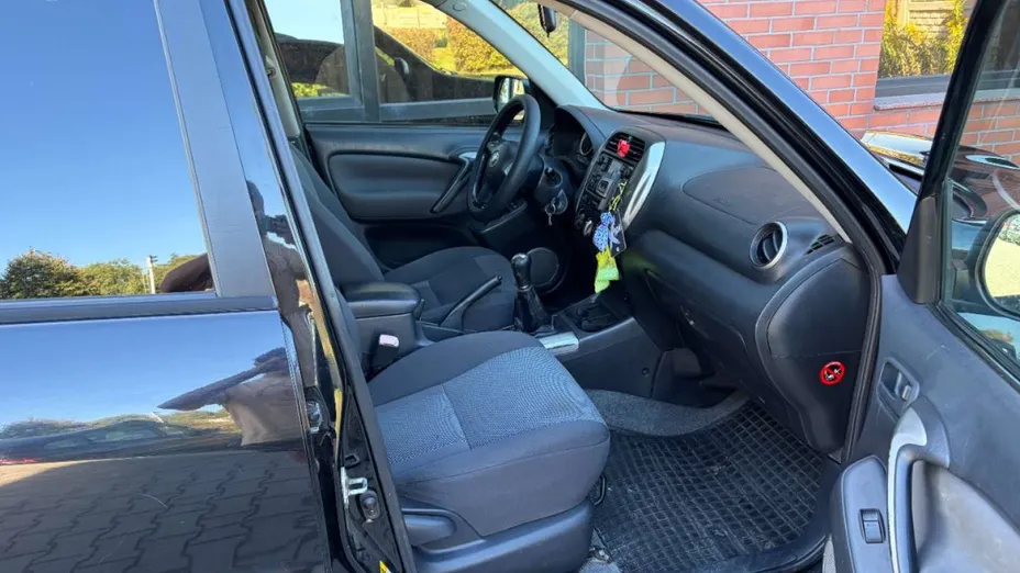 TOYOTA RAV4 -