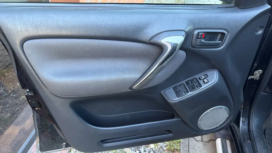 TOYOTA RAV4 -