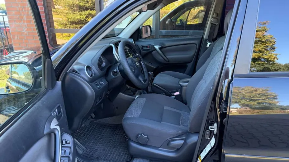 TOYOTA RAV4 -