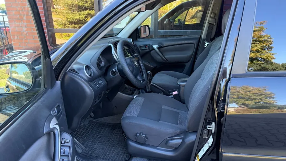 TOYOTA RAV4 -