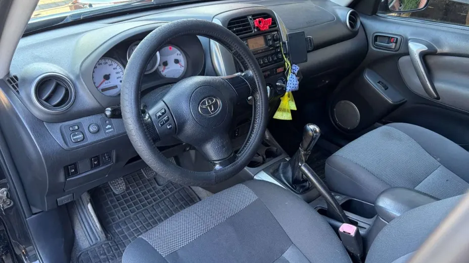 TOYOTA RAV4 -