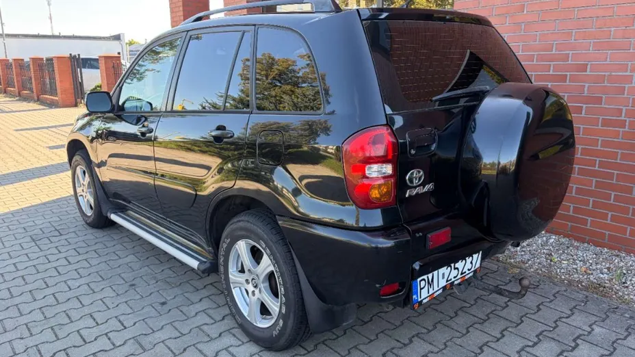 TOYOTA RAV4 -