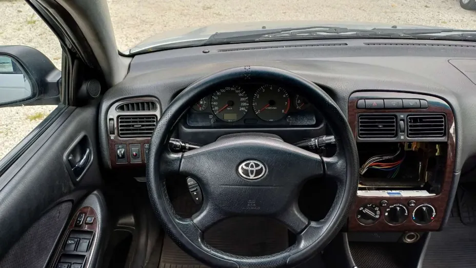 TOYOTA Avensis -