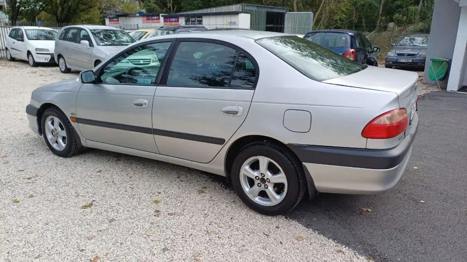 TOYOTA Avensis -