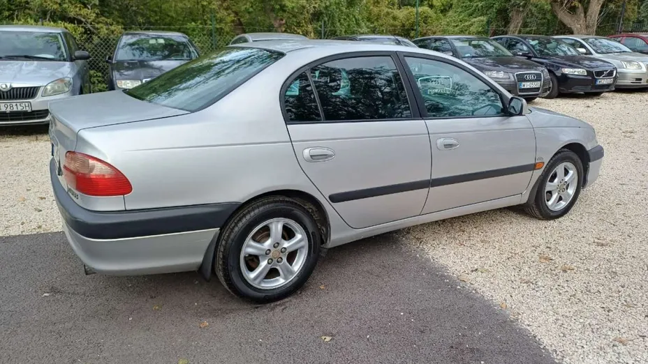 TOYOTA Avensis -
