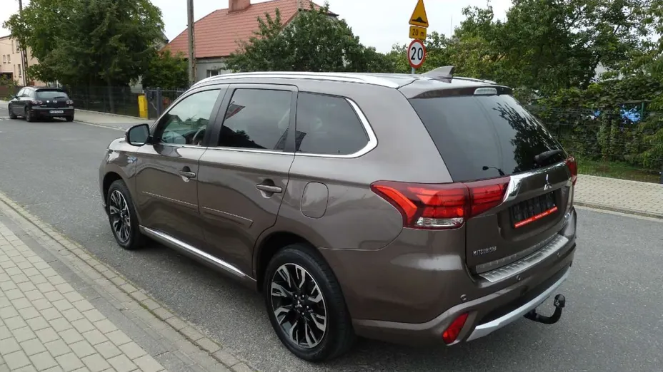 MITSUBISHI Outlander -
