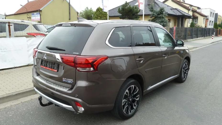 MITSUBISHI Outlander -