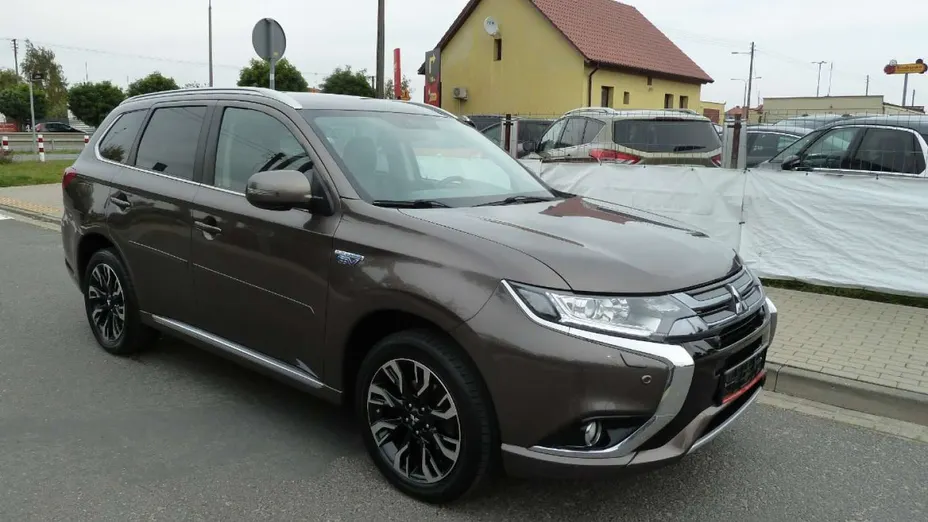 MITSUBISHI Outlander -
