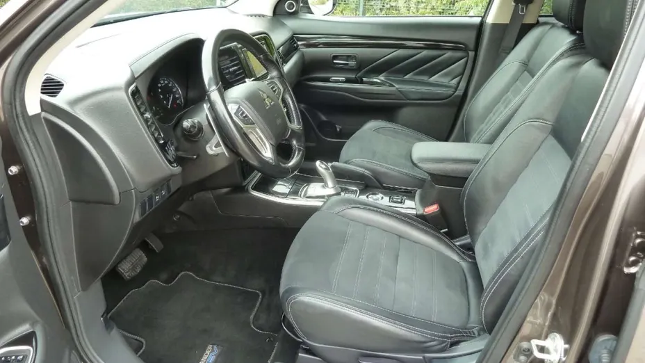 MITSUBISHI Outlander -