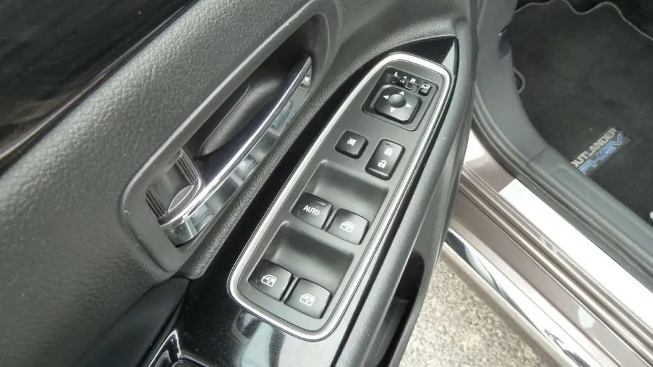 MITSUBISHI Outlander -