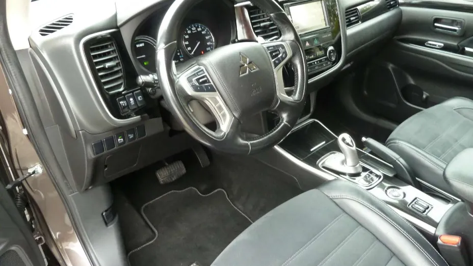 MITSUBISHI Outlander -