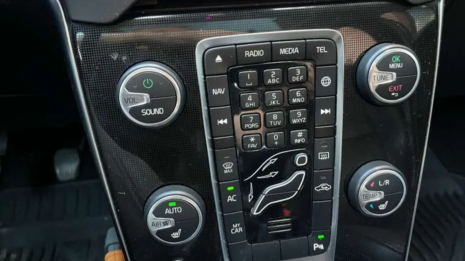 VOLVO V40 -