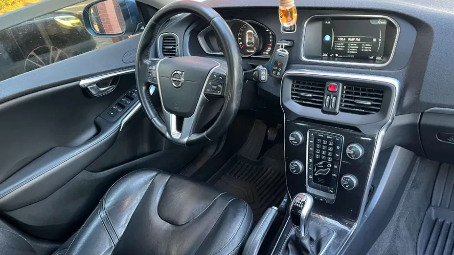 VOLVO V40 -