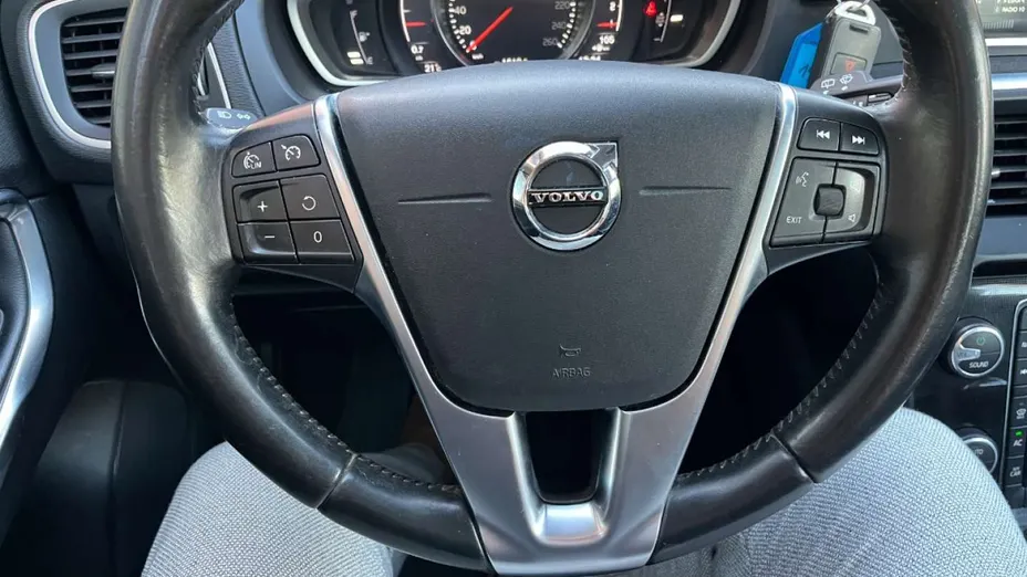VOLVO V40 -