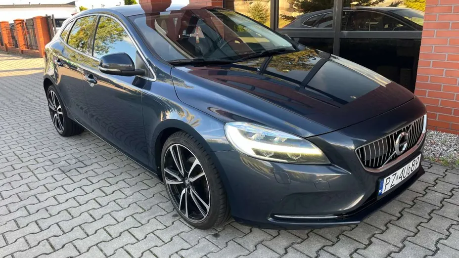 VOLVO V40 -