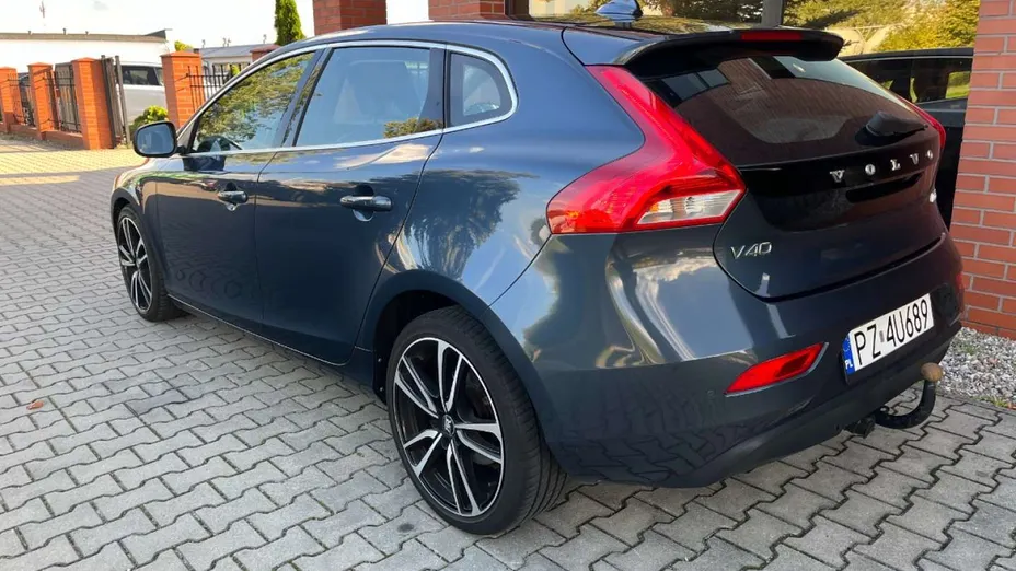 VOLVO V40 -