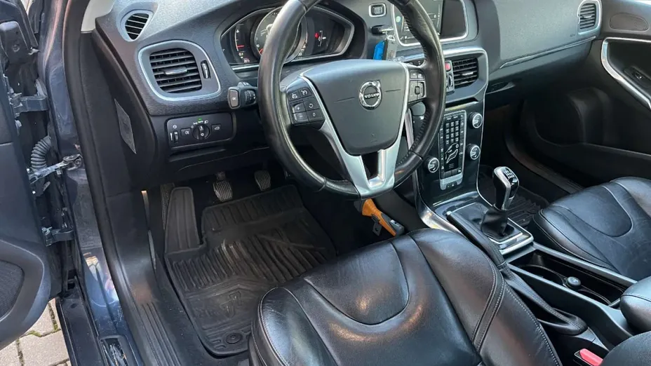 VOLVO V40 -