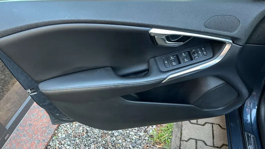 VOLVO V40 -