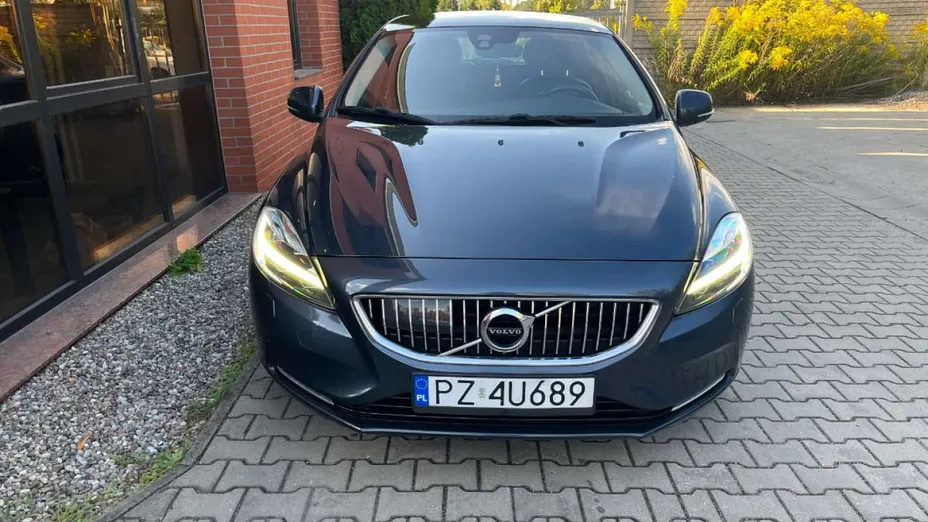 VOLVO V40 -