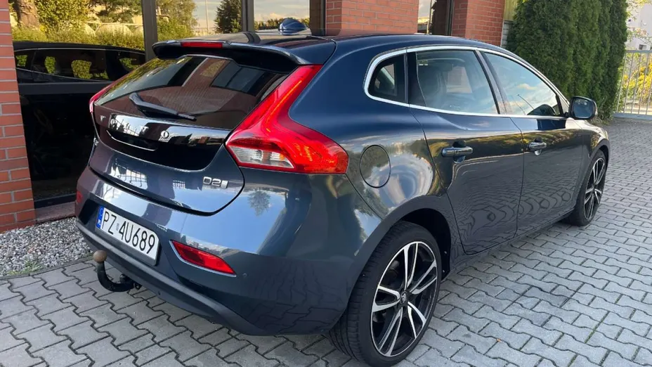 VOLVO V40 -
