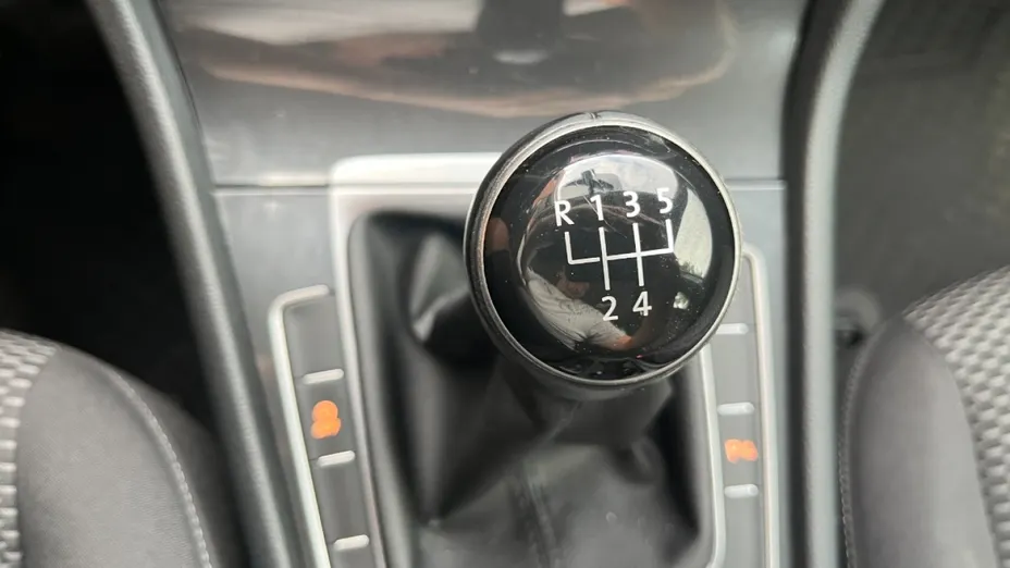 VOLKSWAGEN Golf -