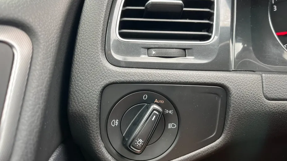 VOLKSWAGEN Golf -