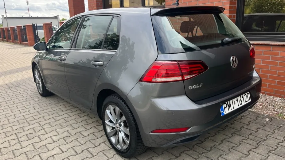 VOLKSWAGEN Golf -