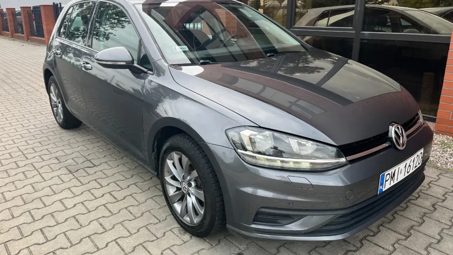 VOLKSWAGEN Golf -