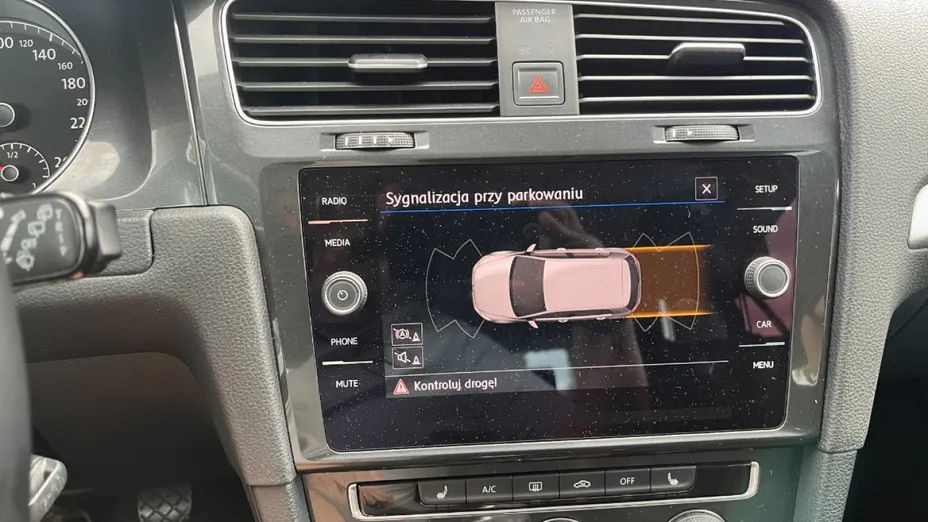 VOLKSWAGEN Golf -