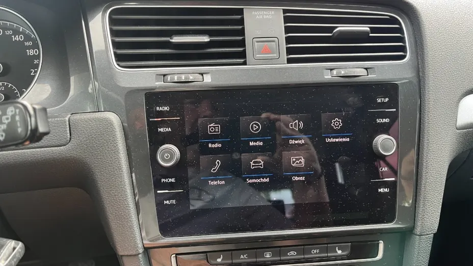 VOLKSWAGEN Golf -