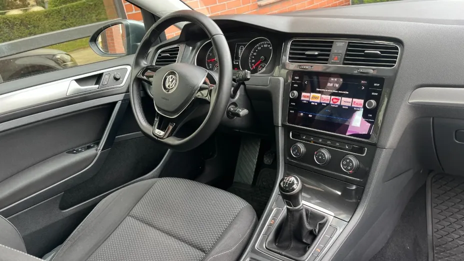 VOLKSWAGEN Golf -