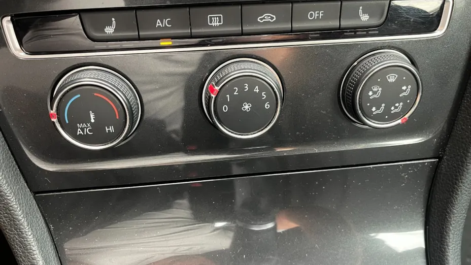 VOLKSWAGEN Golf -