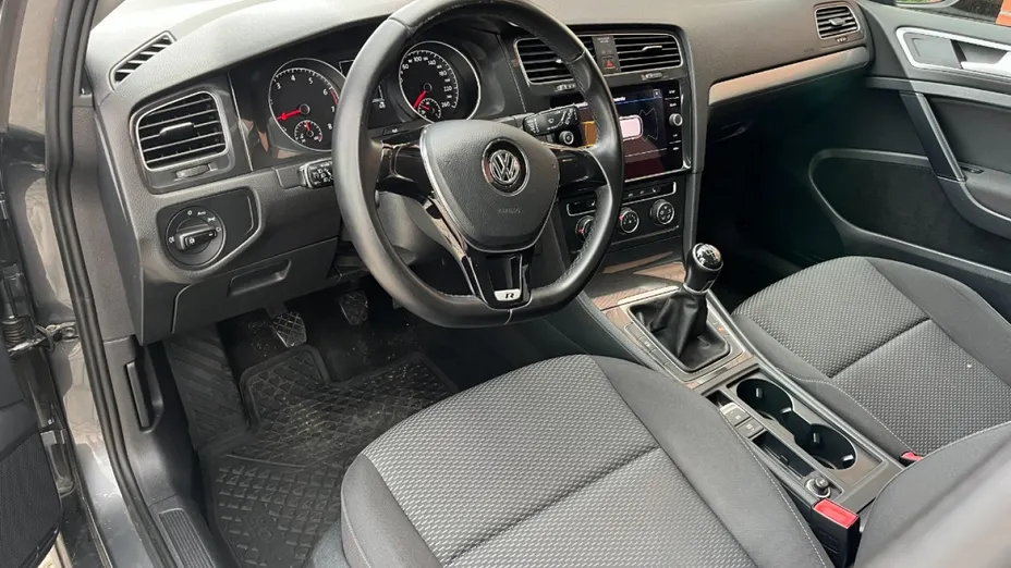 VOLKSWAGEN Golf -