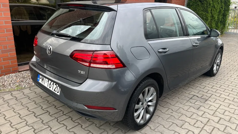 VOLKSWAGEN Golf -