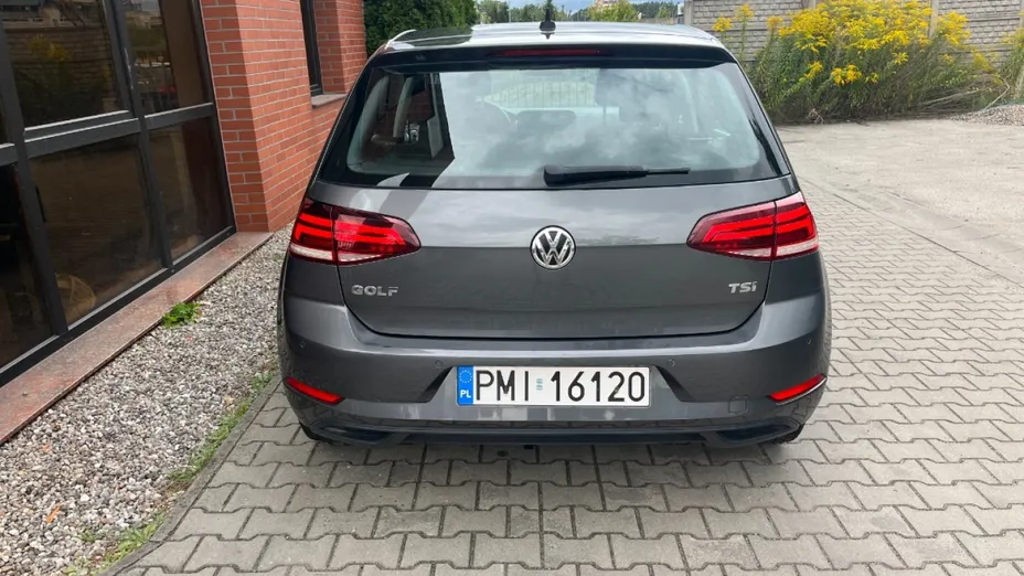 VOLKSWAGEN Golf -
