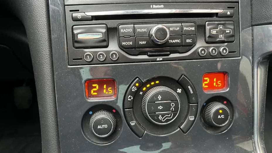 PEUGEOT 3008 -
