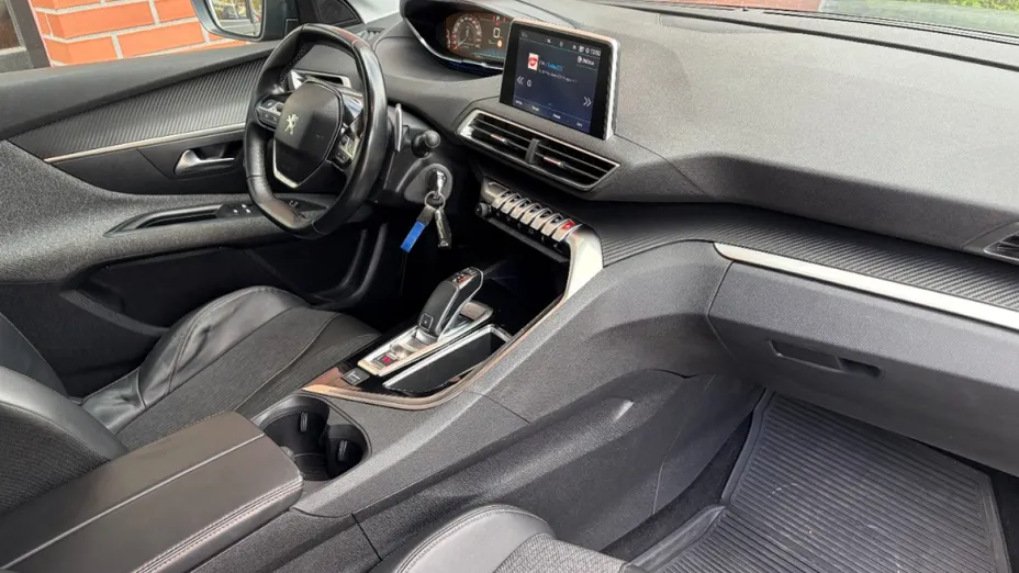 PEUGEOT 3008 -