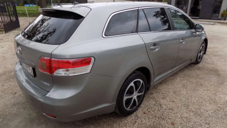 TOYOTA Avensis -